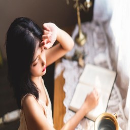 被三个室友狂躁到早上男男：如何应对室友相处中的困扰与挑战